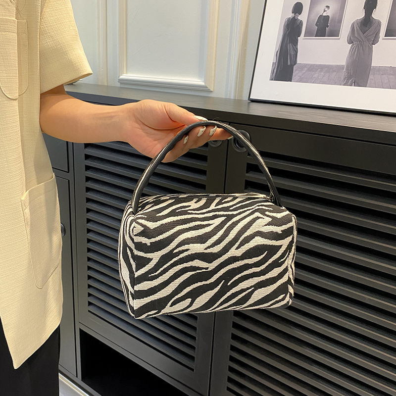 Leopard Makeup Bag Luxury  Lar - đánh giá và giá Luxury Skincare & Spa